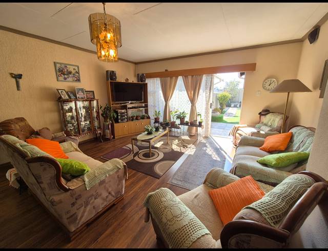 3 BEDROOM TOWNHOUSE FOR SALE IN VANDERBIJLPARK SW 2